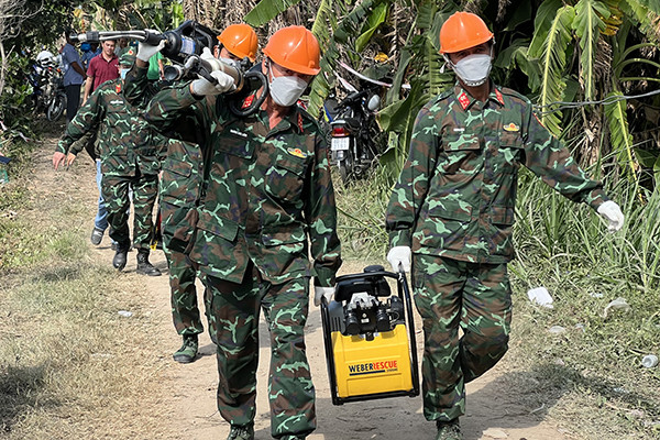 Công binh mang thiết bị chuyên dụng cứu bé trai rơi xuống ống trụ bê tông