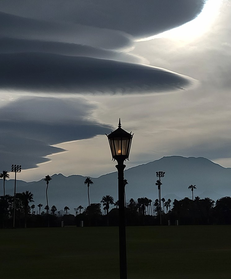 Gặp đám mây hình đĩa bay ngoài hành tinh, du khách 'không tin vào mắt'