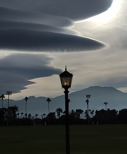Gặp đám mây hình đĩa bay ngoài hành tinh, du khách 'không tin vào mắt'