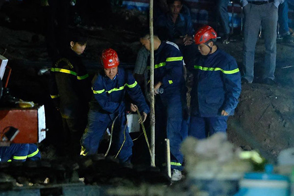 Xuyên đêm giải cứu nhưng chưa tiếp cận được bé trai 10 tuổi rơi xuống ống trụ bê tông