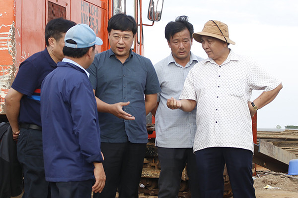 Hơn 350 người đang giải cứu bé trai rơi xuống ống trụ bê tông sâu 35m