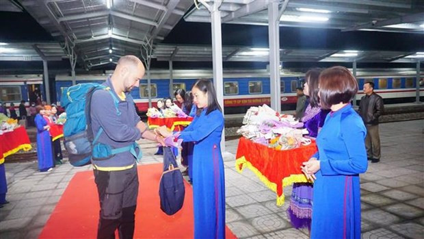 Localities welcome first New Year visitors hinh anh 3