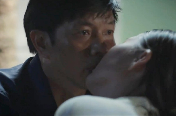 'Mẹ rơm' tập 37: Hồng bất ngờ hôn Mô