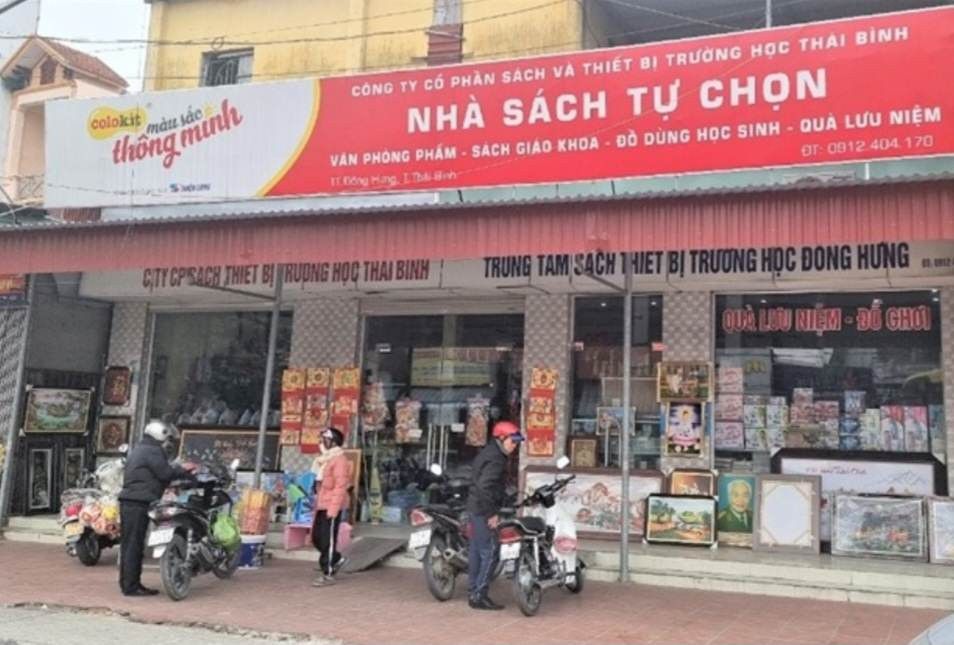 Bắt chủ cửa hàng sách tự chọn bán hơn 90 nghìn cuốn sách giáo khoa giả 