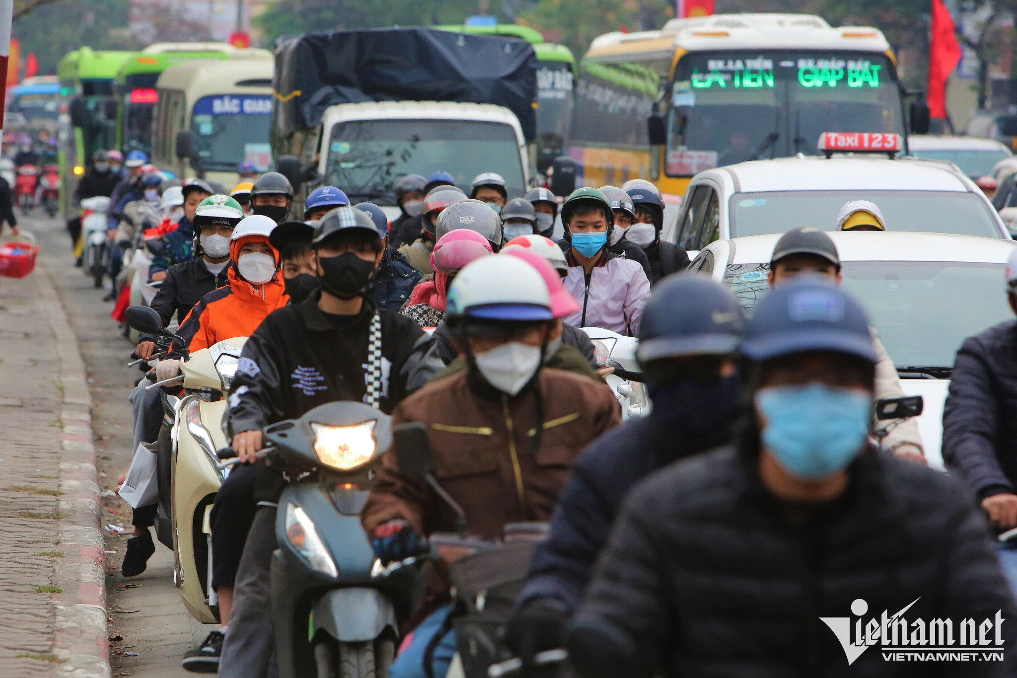 Hanoi: Tens of thousands of people return home for Tet