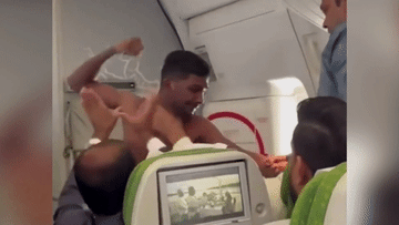 Hành khách cởi trần, đấm nhau túi bụi vì tranh chỗ ngồi trên máy bay