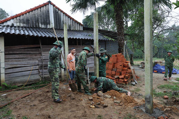 Bộ đội Biên phòng chung tay cùng bà con Hương Liên xây dựng NTM nơi biên cương