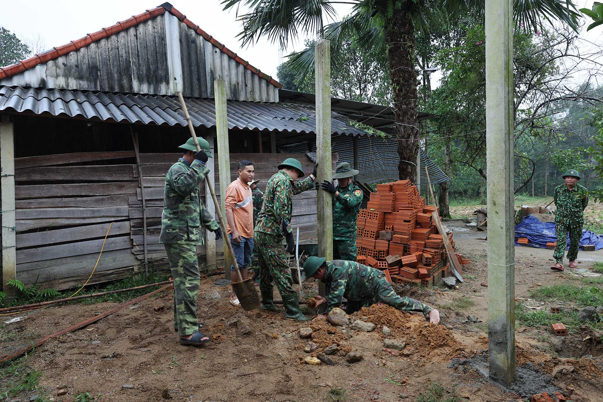 Bộ đội Biên phòng chung tay cùng bà con Hương Liên xây dựng nông thôn nơi biên cương