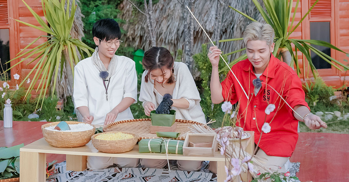 Đọ độ khéo tay của Tiên Cookie, Lâm Bảo Ngọc, Quân A.P khi gói bánh chưng