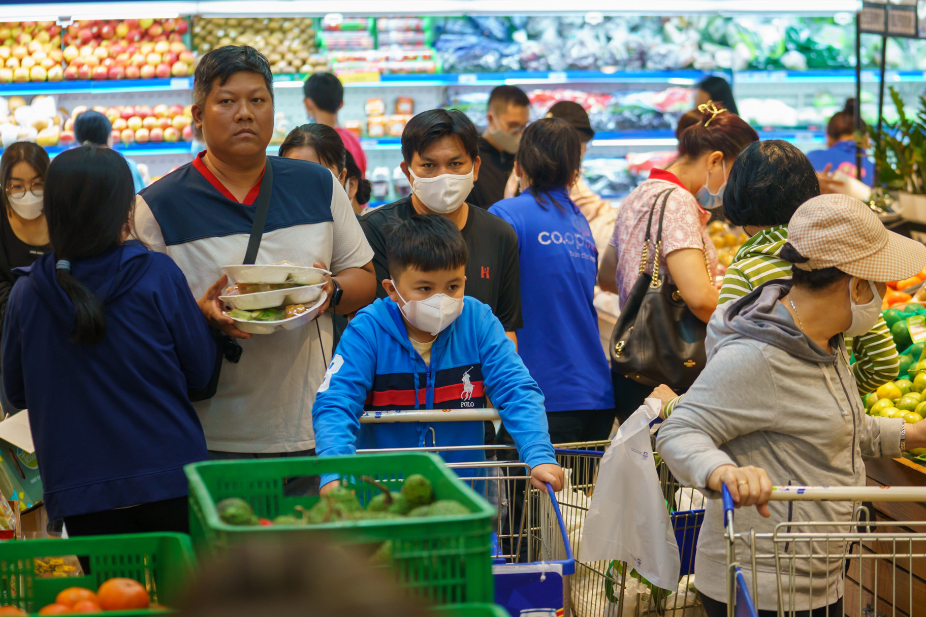 Người TP.HCM tràn về siêu thị sắm Tết một ngày trước đêm giao thừa