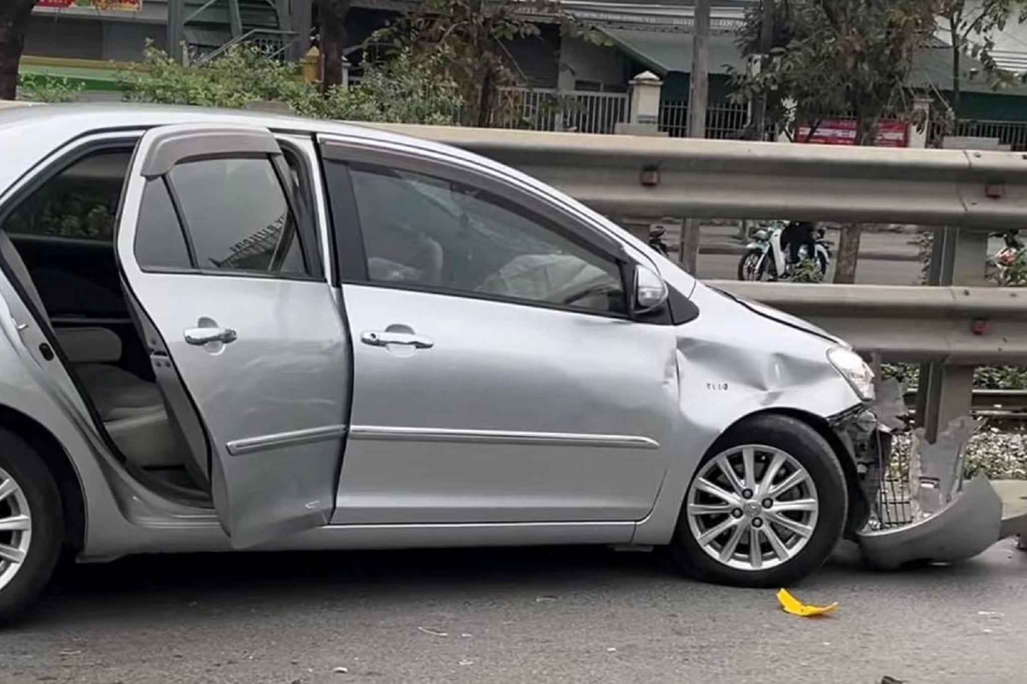 Ô tô lao sang làn ngược chiều tông 6 xe máy, nhiều người bị thương