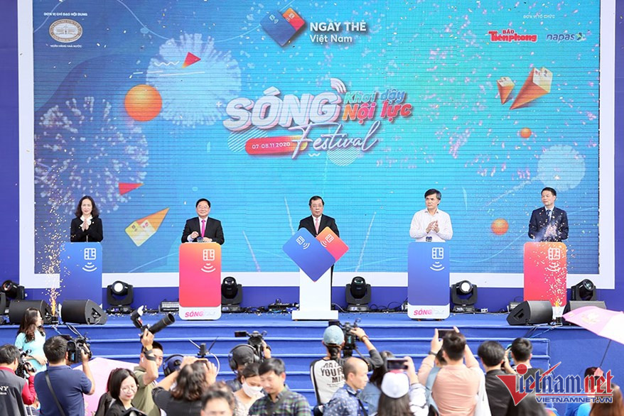 "Sóng Festival" – sự kiện chính của "Ngày thẻ Việt Nam lần 2" dành cho giới trẻ vừa chính thức khai mạc tối 16/4 tại sân vận động Bách Khoa Hà Nội với sự tham gia của hơn 20 ngân hàng thương mại, tổ chức tài chính, tổ chức thẻ quốc tế và gần 70 gian hàng cung cấp sản phẩm, dịch vụ
