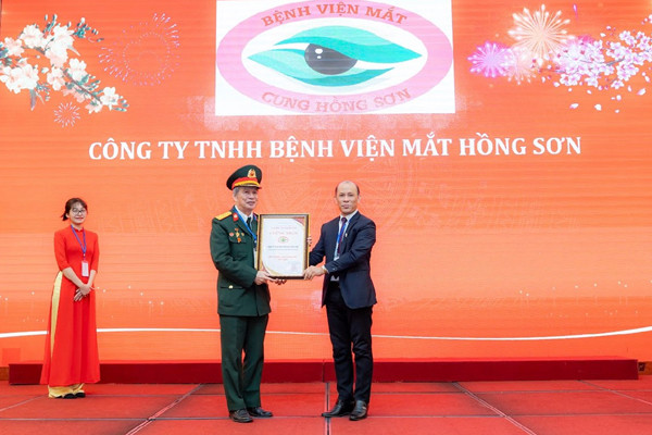 BV Mắt Hồng Sơn được vinh danh Top 10 thương hiệu uy tín hàng đầu Đông Nam Á
