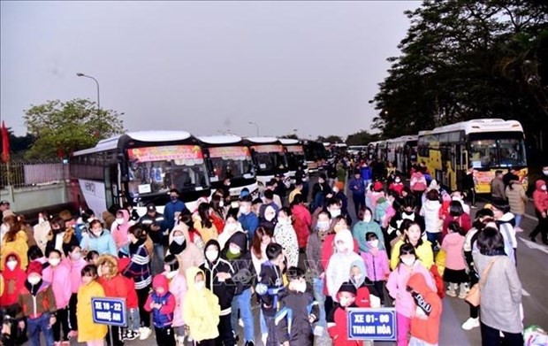 Thousands of poor workers supported to return home for Tet hinh anh 1