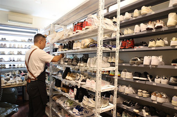 Sneaker fan: 32-year-old man starts successful shoe-and-bagcare service