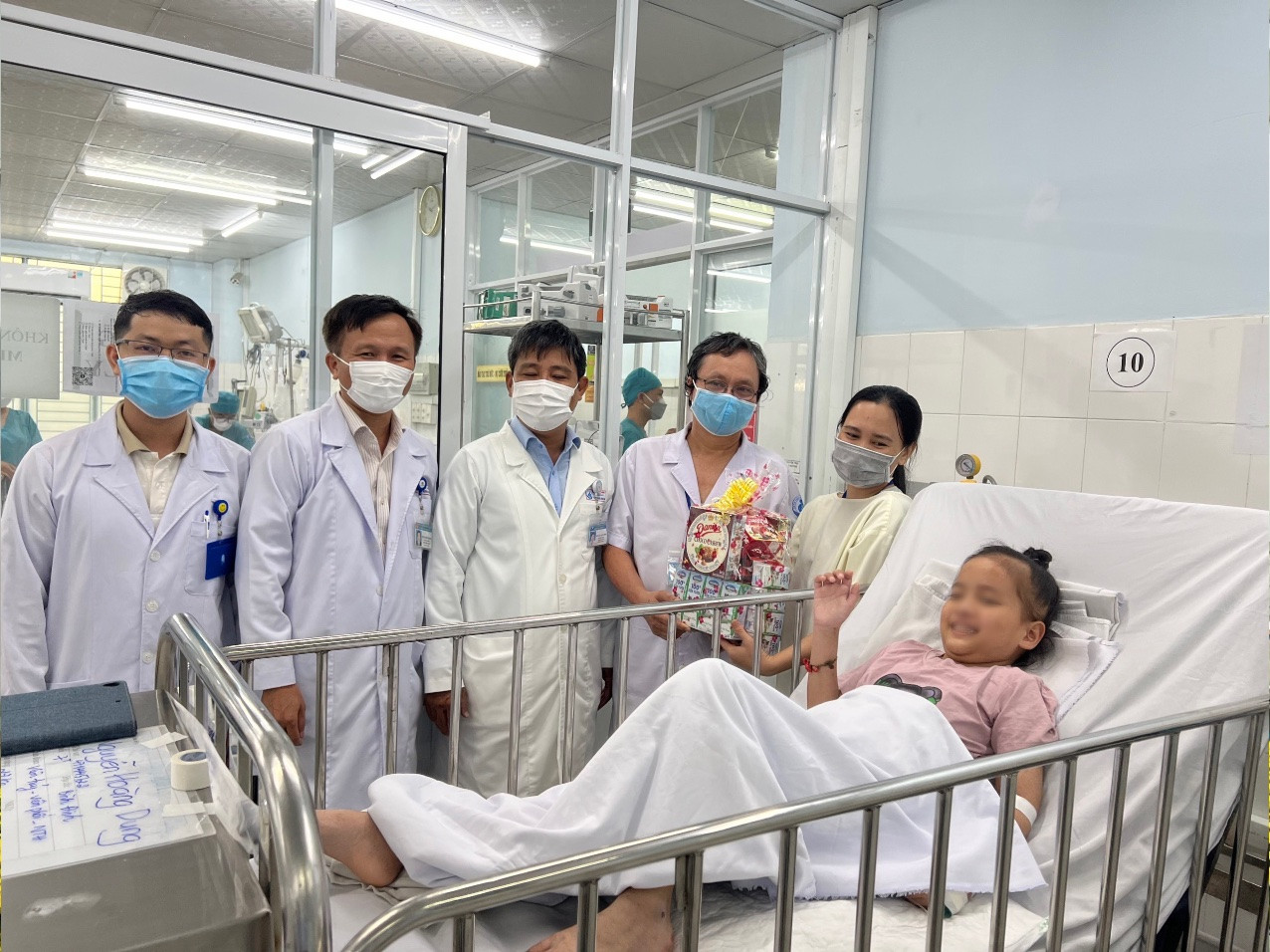 Bé gái bị liệt tứ chi sau 3 ngày sốt nhẹ