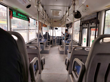 Xe bus vắng khách ngày mùng 1 Tết, lái và phụ xe có phút thảnh thơi