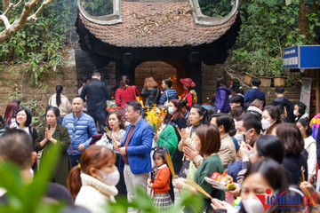 Người dân nườm nượp đi lễ đền Hùng ngày mùng 1 Tết