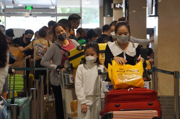 Sân bay Tân Sơn Nhất đón gần 100.000 khách ngày mùng 1 Tết