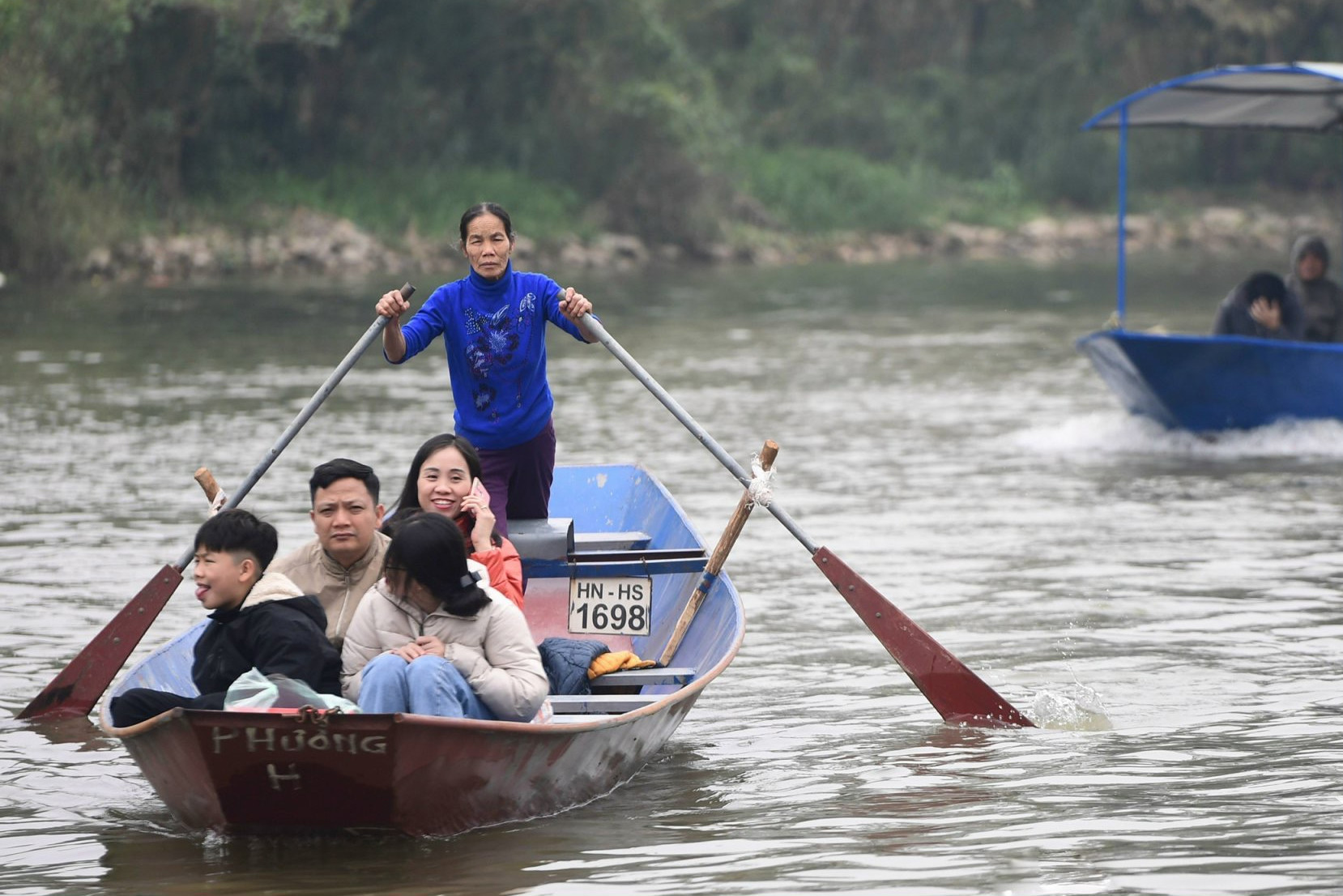 Nhiều người đi lễ chùa Hương ngày đầu năm mới