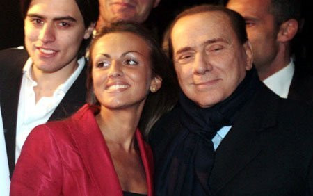 Berlusconi đính hôn với bạn gái kém 50 tuổi