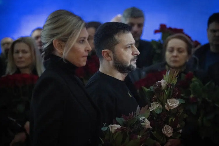 Tổng thống Ukraine xúc động dự lễ tưởng niệm nạn nhân vụ rơi trực thăng