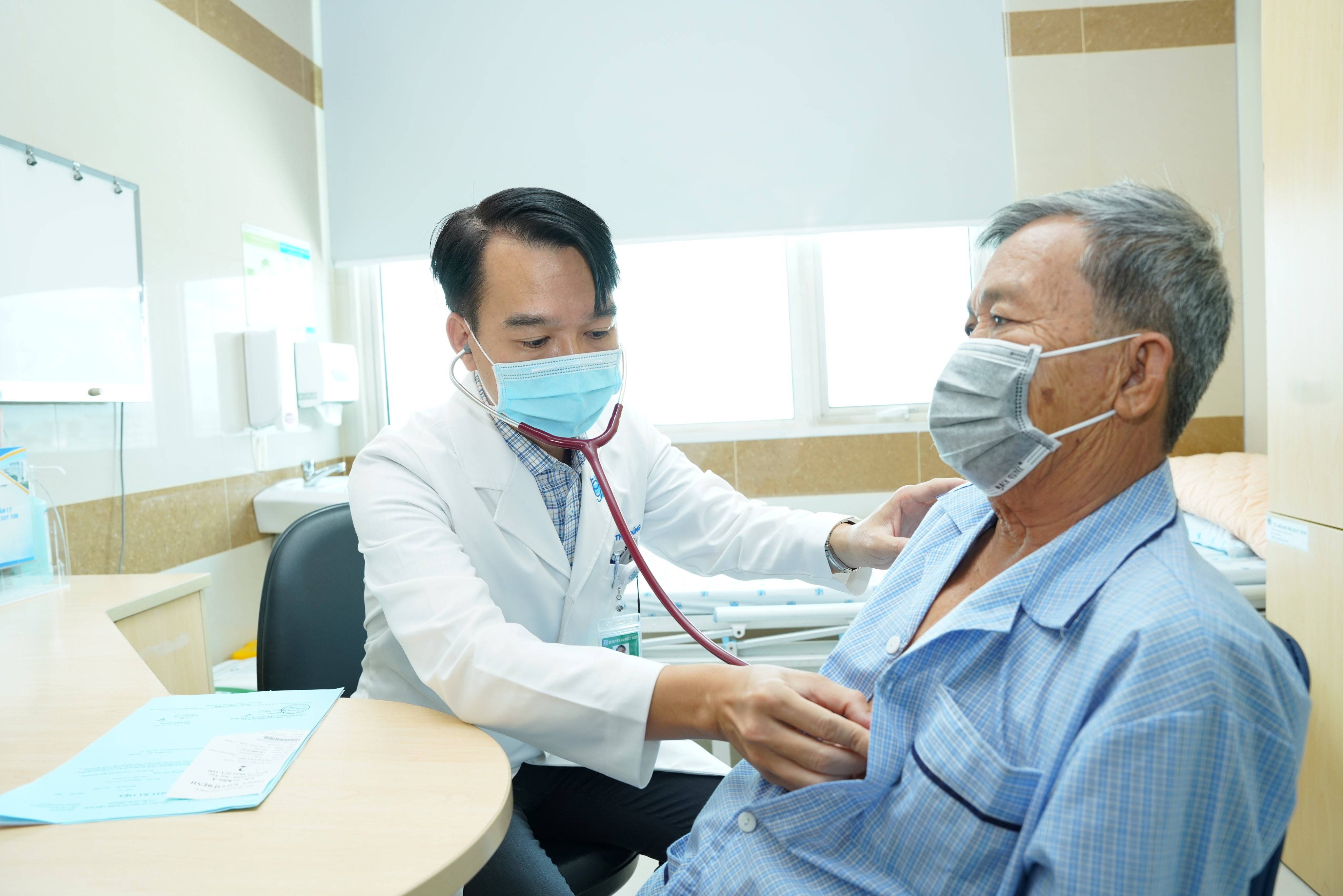 Cảnh giác với tình trạng tăng huyết áp trong ngày Tết