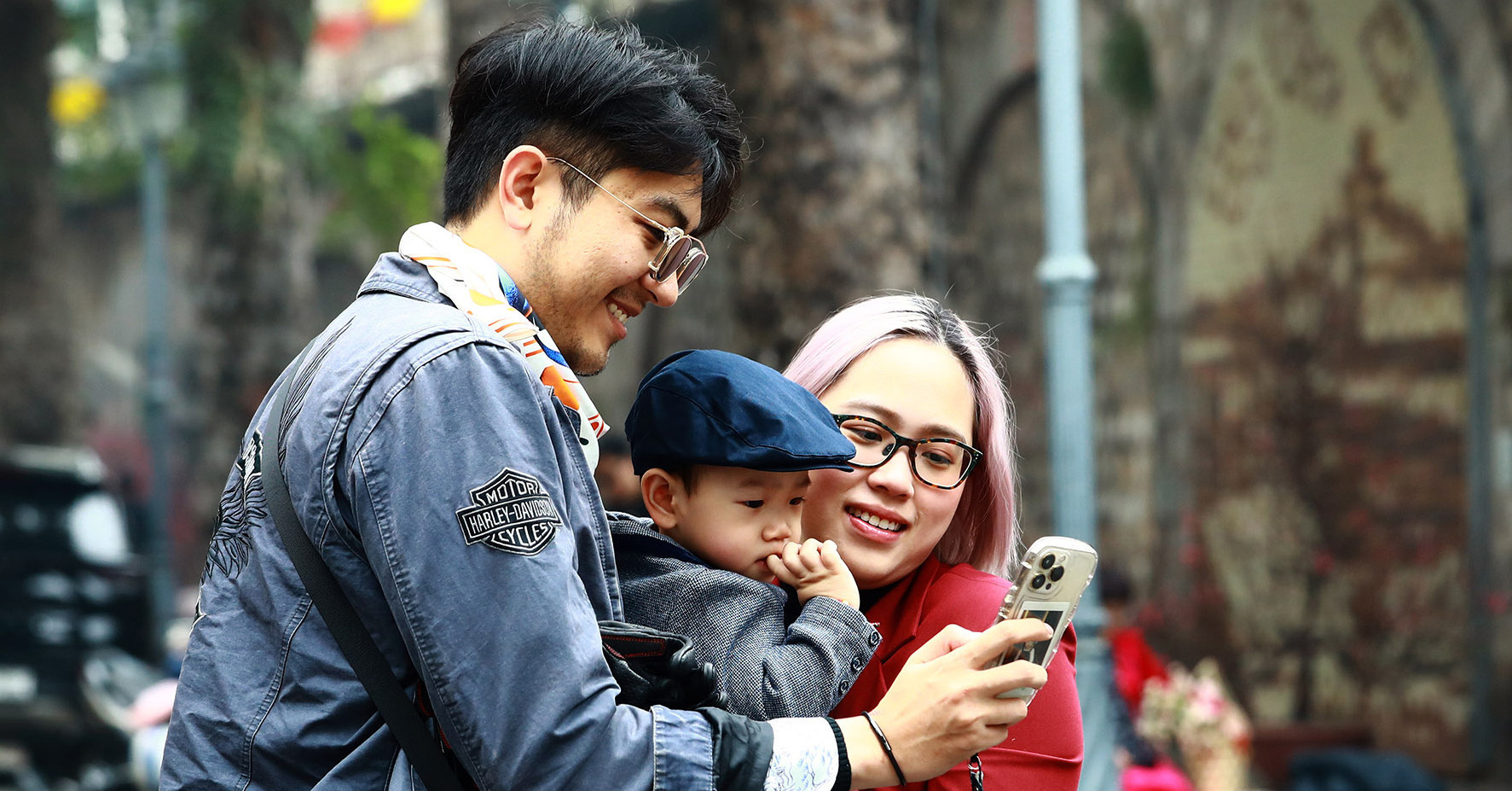Hanoians flock to Old Quarter to take photos on the first day of Lunar New Year