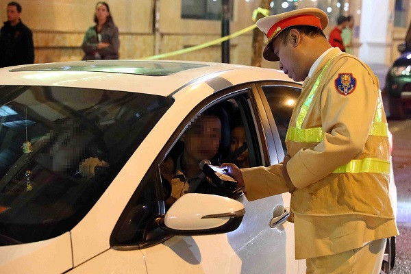 Tài xế say sưa bia rượu ngày Tết, vi phạm nồng độ cồn 'kịch khung'