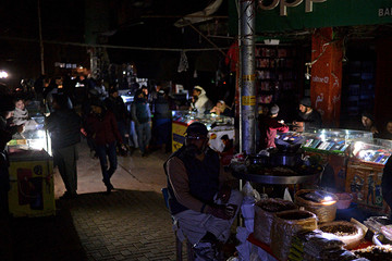 Pakistan gặp sự cố điện nghiêm trọng, cả đất nước chìm trong bóng tối