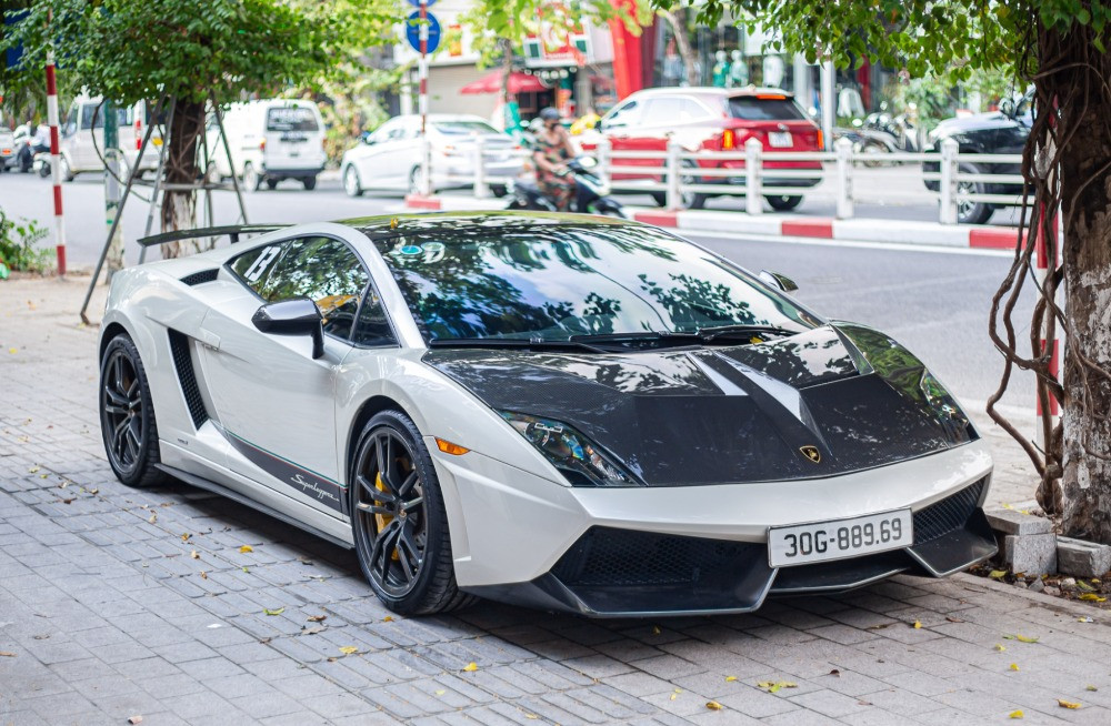 Lamborghini Gallardo Superleggera độc nhất Việt Nam trên phố Hà Nội