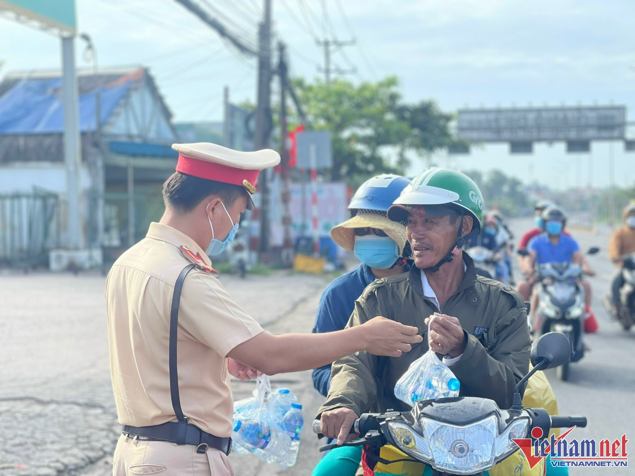 Xúc động CSGT Đồng Nai dừng xe tặng nón bảo hiểm, nước mát