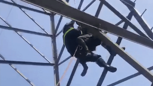 Hà Nội: Cảnh sát giải cứu người phụ nữ leo cột điện cao 25m