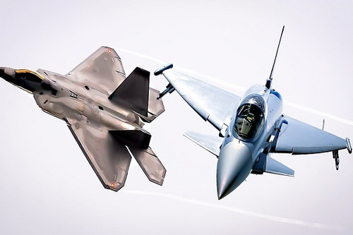 Tiêm kích Eurofighter Typhoon từng đánh bại F-22 của Mỹ như thế nào?