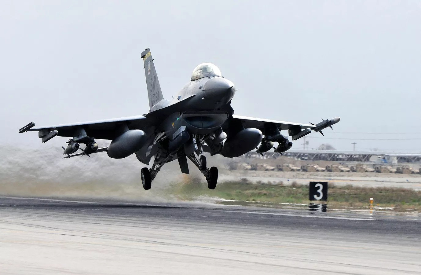 EU có thể cung cấp máy bay chiến đấu F-16 cho Ukraine, ông Zelensky có phụ tá mới