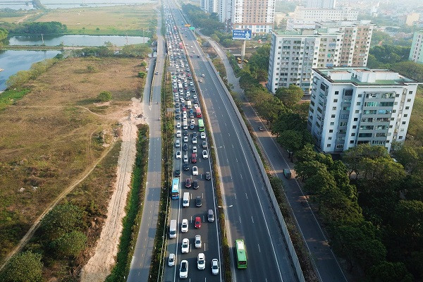 Lo sợ ùn tắc sau kỳ nghỉ Tết, người dân trở lại Hà Nội sớm