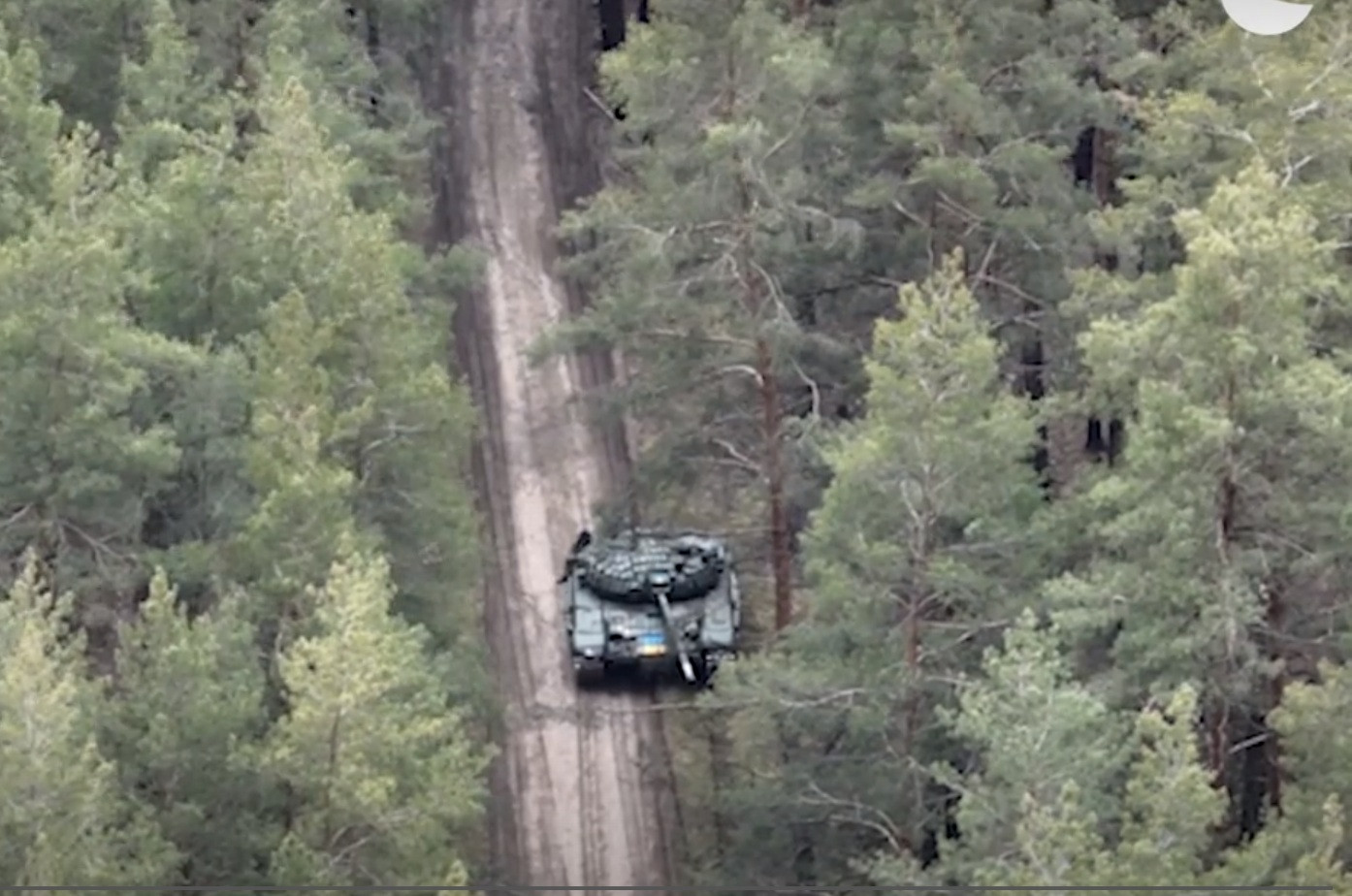 Màn đọ súng ‘nảy lửa’ giữa rừng cây của xe tăng Nga và Ukraine