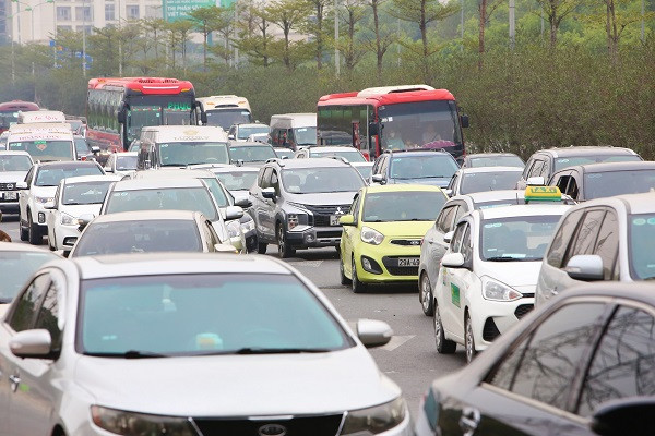 Lỉnh kỉnh đồ đạc, người dân ùn ùn quay lại Hà Nội