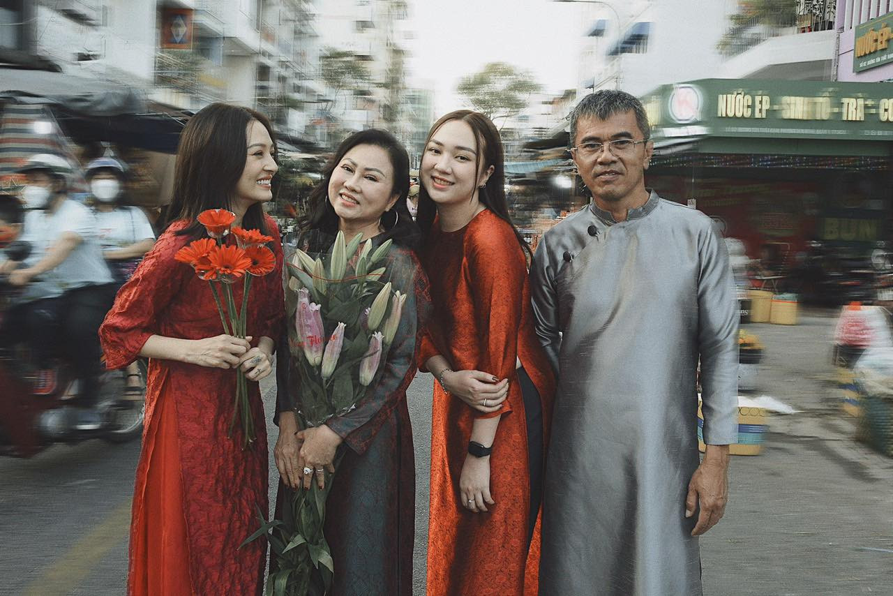 Sao Việt 27/1: Diva Thanh Lam tình tứ bên chồng, Lý Nhã Kỳ hóa nữ sinh