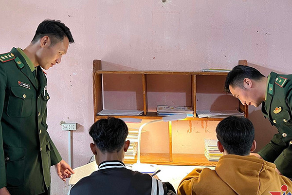 Những người bố nuôi 'đặc biệt' ở vùng biên viễn