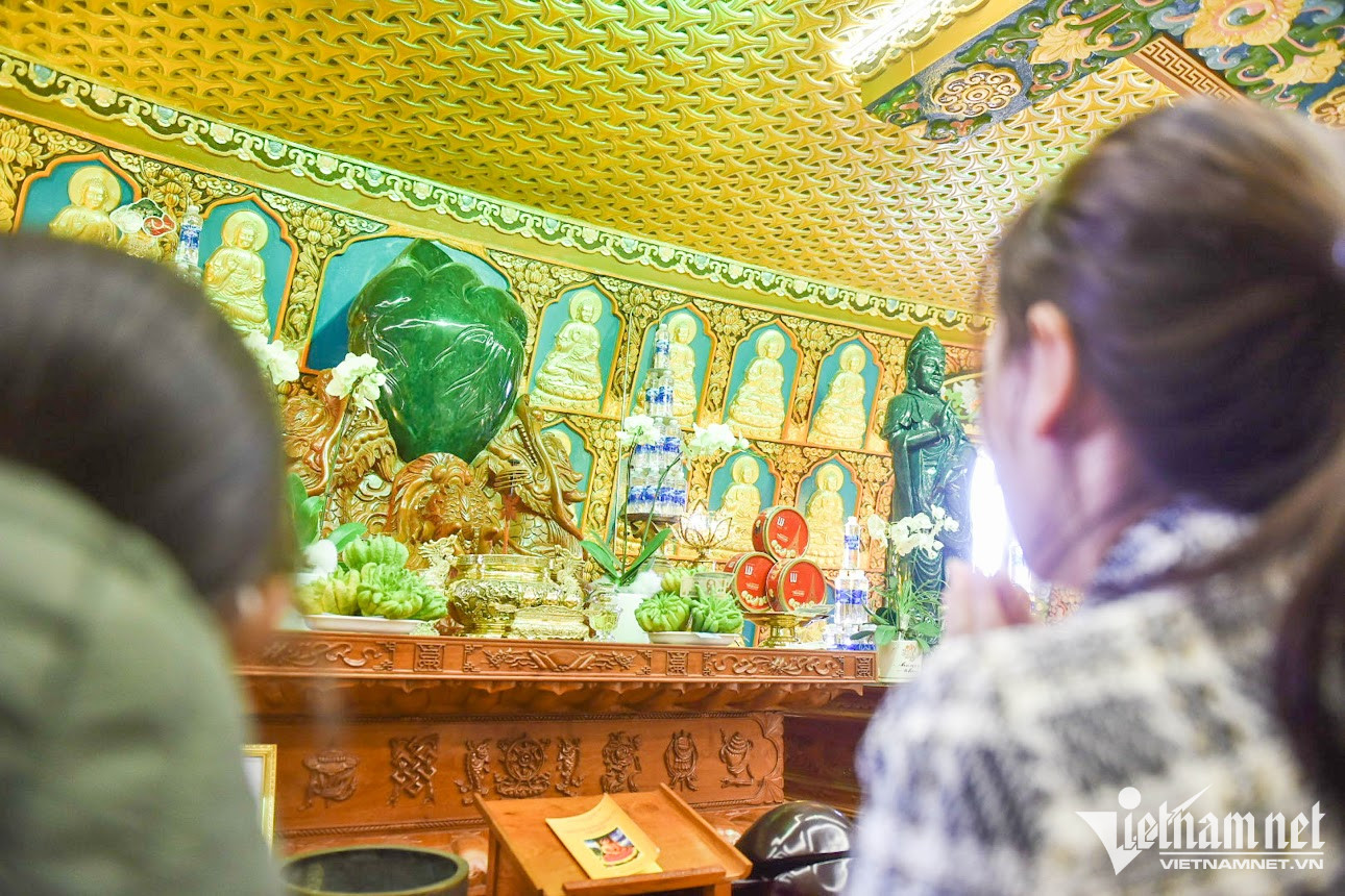 Du khách đổ về ngôi chùa có tượng Phật 72m, trái tim ngọc nặng 1 tấn ở Hà Nội