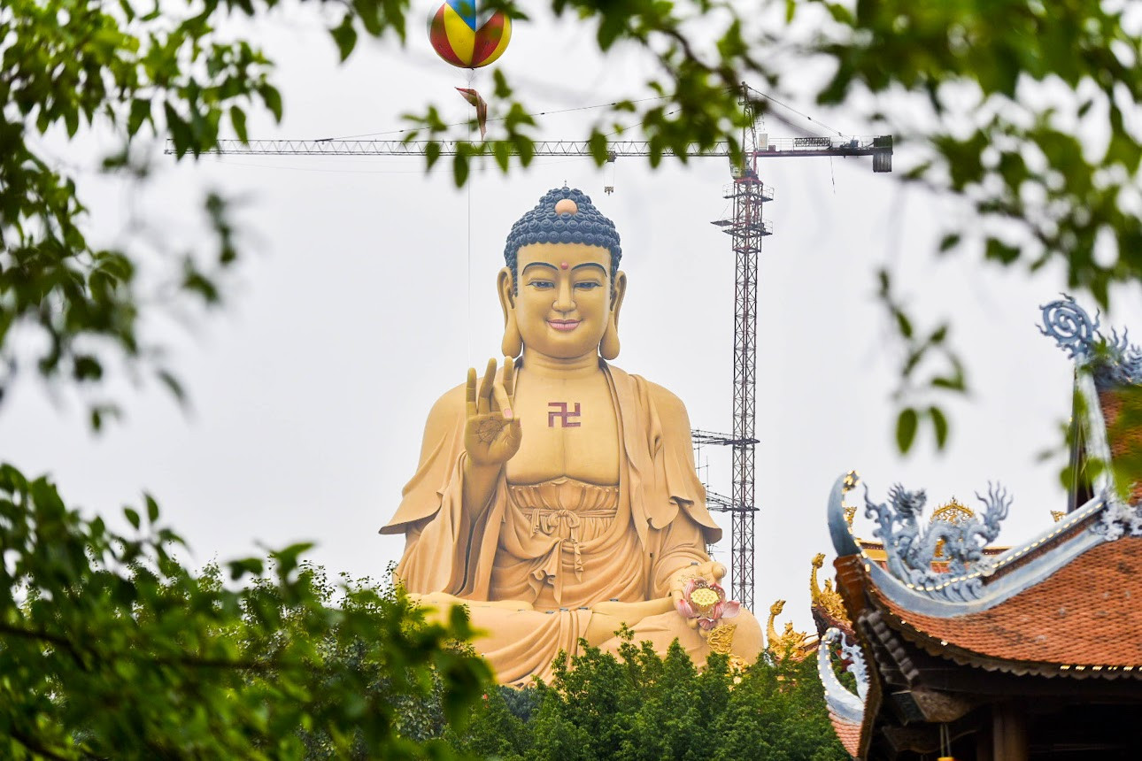 Vạn du khách đổ về ngôi chùa có tượng Phật cao 72m, trái tim ngọc nặng 1 tấn ở Hà Nội