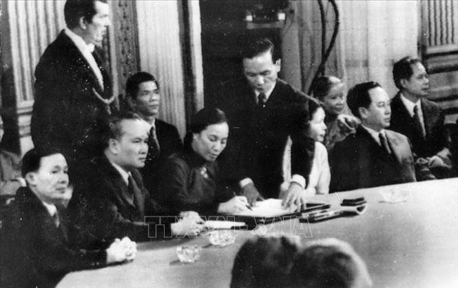 Giây phút xúc động của bà Nguyễn Thị Bình khi ký Hiệp định Paris