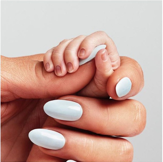 Paris Hilton hạnh phúc đón con đầu lòng ở tuổi 42 - 1