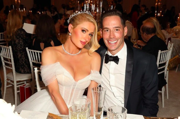 Paris Hilton hạnh phúc đón con đầu lòng ở tuổi 42