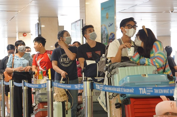 Gần 150 nghìn khách đổ bộ Tân Sơn Nhất ngày làm việc đầu năm Quý Mão