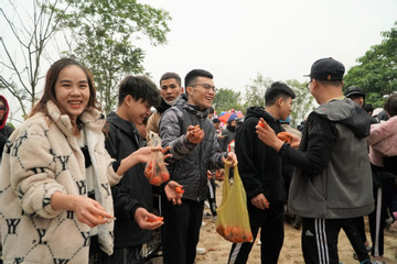 Phiên chợ bị ném cà chua vào người càng nhiều càng may ở Thanh Hóa