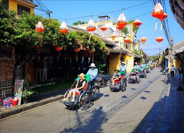 About 9 million Vietnamese travel during Tet hinh anh 1