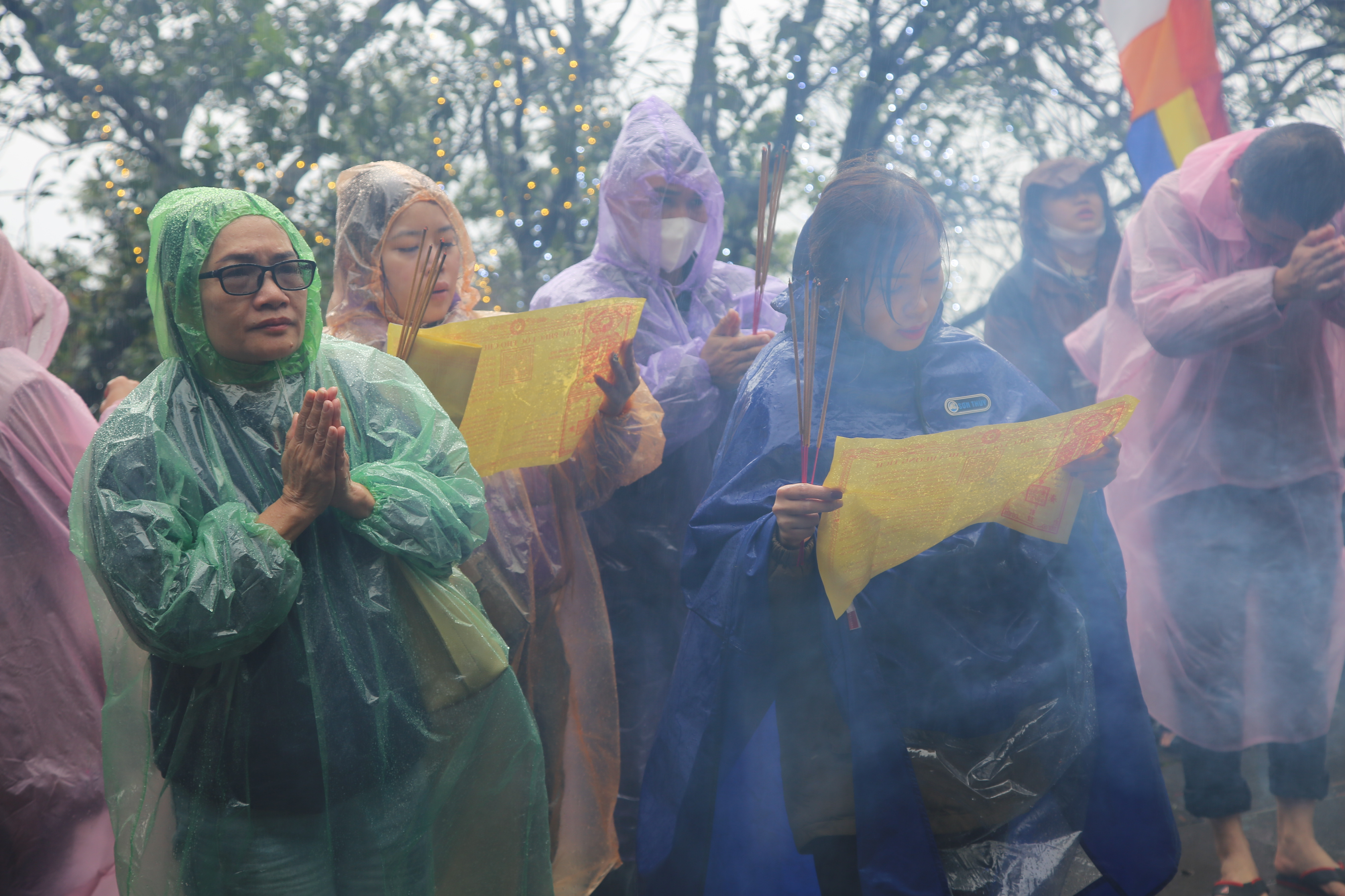Nghìn du khách đội mưa viếng chùa Hương Tích, xoa tượng hổ cầu hết bệnh