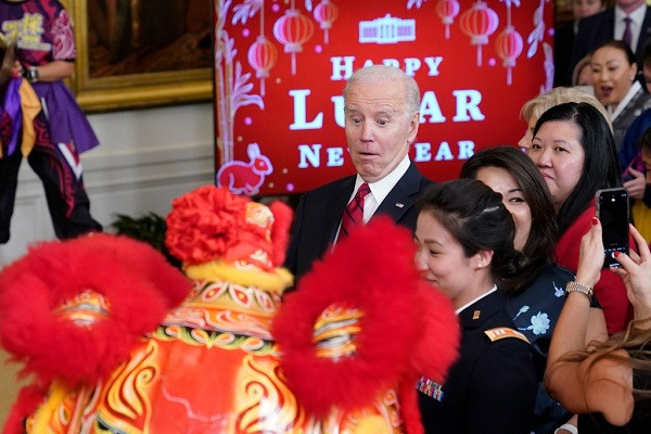 Ông Biden xem múa lân, cam kết hỗ trợ cộng đồng người Mỹ gốc Á